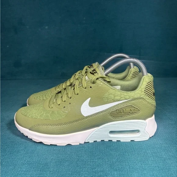 Nike Women's Green Sneakers - Picture 1 of 8